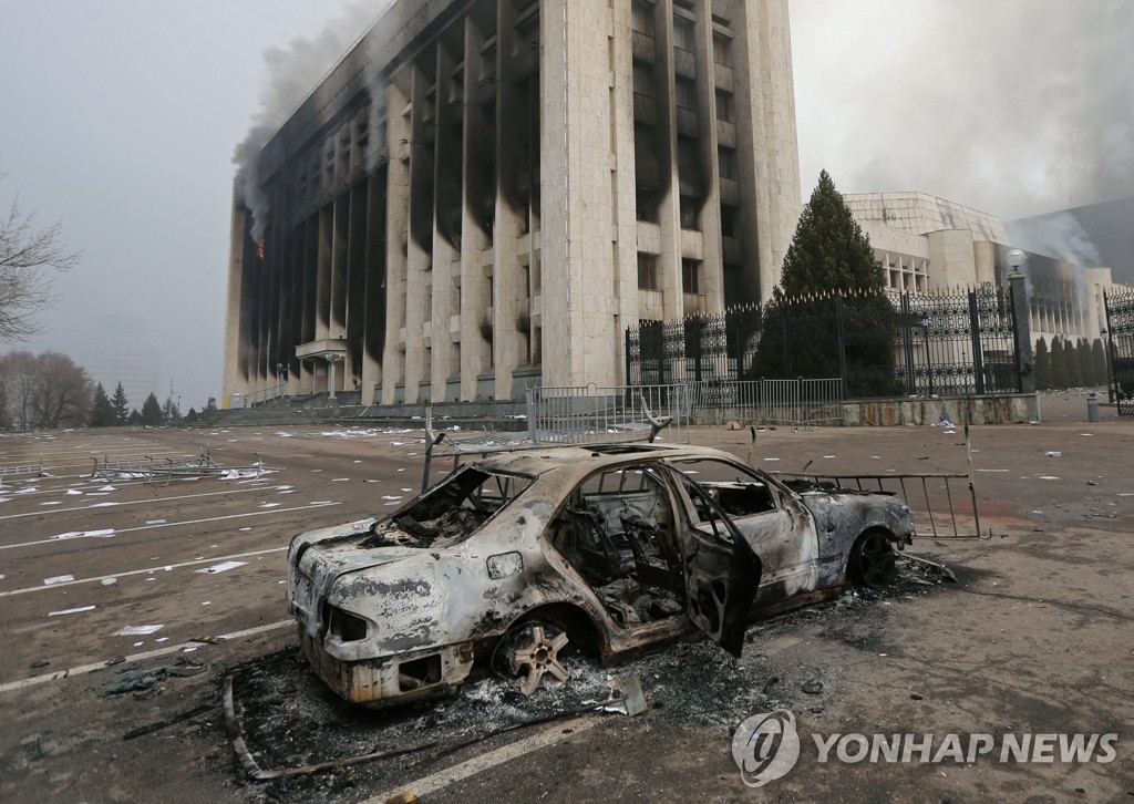 Kazakh Almaty City Hall and vehicles burned down by anti-government protests