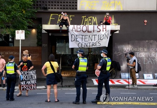 격리된 조코비치 호주 숙소 앞에서 경찰과 대치하는 지지 시위대