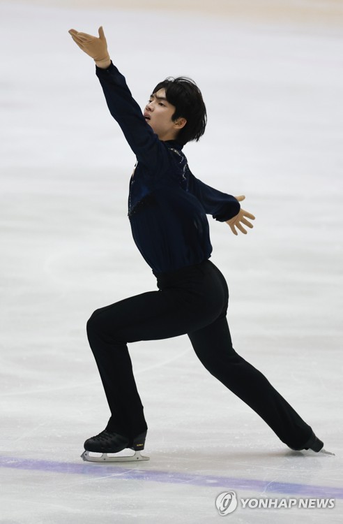 المتزلج تشا جون-هوان يفوز بالميدالية الذهبية في بطولة القارات الأربع للتزلج الفني على الجليد