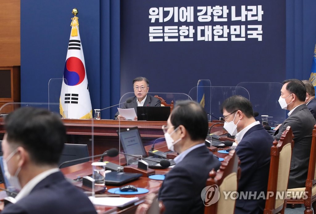 President Moon Jae-in (C) presides over a meeting of his senior secretaries at the presidential office in Seoul on Jan. 10, 2022. (Yonhap)