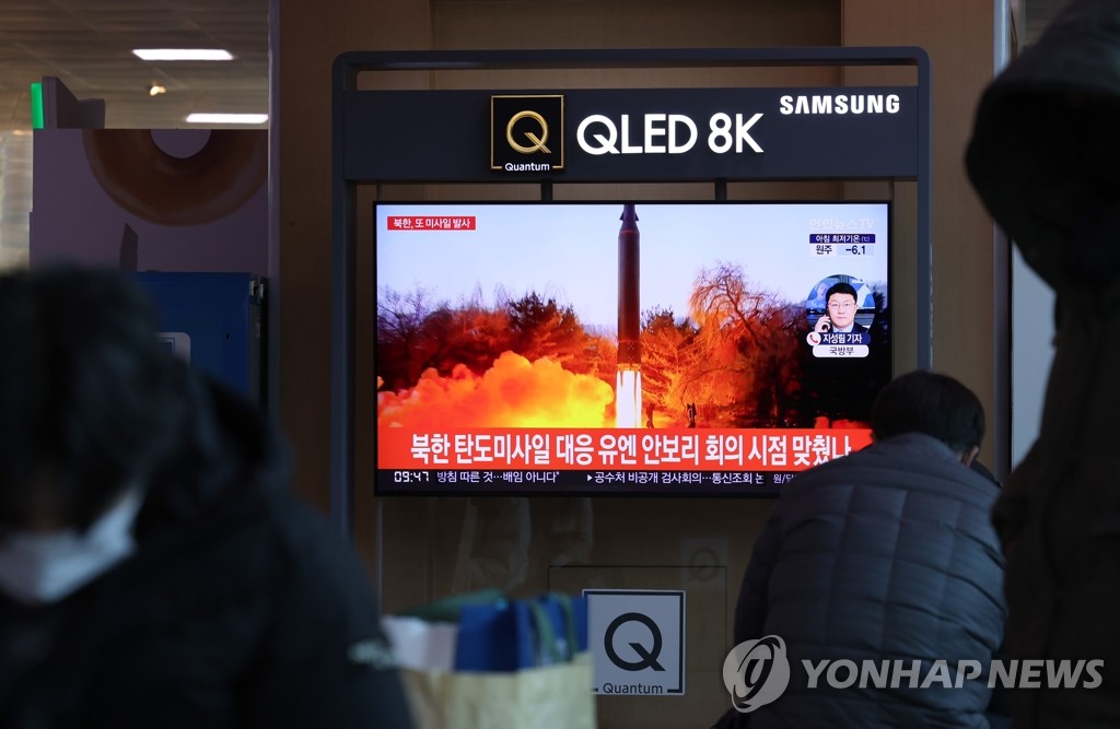 Des gens regardent la nouvelle concernant le tir de missile balistique présumé de la Corée du Nord à la gare de Séoul, le mardi 11 janvier 2022. Le missile nord-coréen a été tiré seulement six jours après le tir d'essai d'un soi-disant missile hypersonique. 