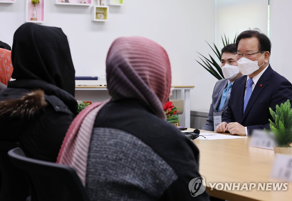 رئيس الوزراء الكوري يلتقي الأفغان الساعين إلى الاستقرار في كوريا الجنوبية - 1