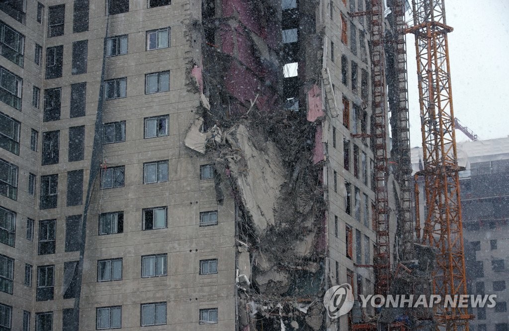 La façade d'un appartement en construction s'est effondrée sur un site de construction à Gwangju, à 330 km au sud de Séoul, vers 16h, le mardi 11 janvier 2022. 