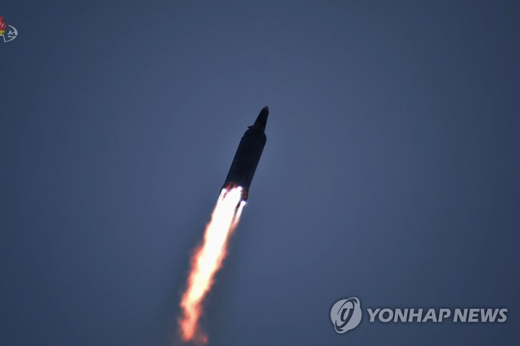Cette photo, publiée par l'Agence centrale de presse nord-coréenne (KCNA) le mercredi 12 janvier 2022, montre ce que Pyongyang prétend être un nouveau missile hypersonique lancé la veille. Le dirigeant nord-coréen Kim Jong-un, qui a assisté au tir, «a apprécié les réalisations pratiques» réalisées par les personnes impliquées dans la recherche liée au développement de missiles. Le ministère sud-coréen de la Défense a déclaré la veille que le Nord avait tiré ce qui semblait être un missile balistique en mer de l'Est. (Utilisation en Corée du Sud uniquement et redistribution interdite)