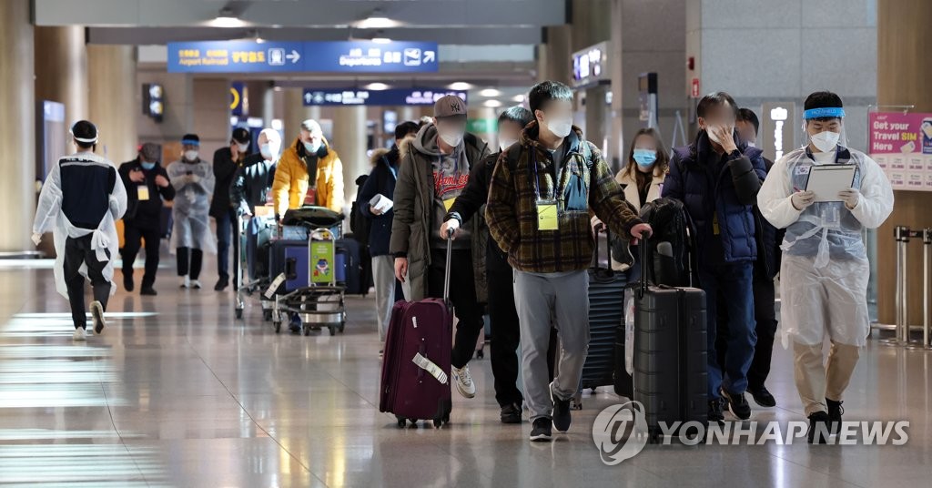 仁川国際空港の第１旅客ターミナルに到着した入国者＝１３日、仁川（聯合ニュース）