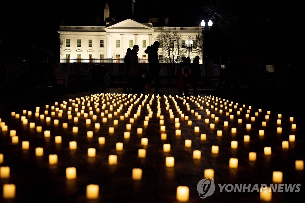 미 백악관 앞에 켜진 코로나19 희생 간호사들 추모 촛불