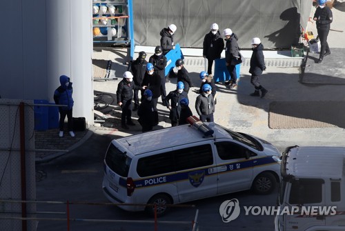 붕괴사고 현장감식·시료채취…실종자 수색 종료에 수사 본격화