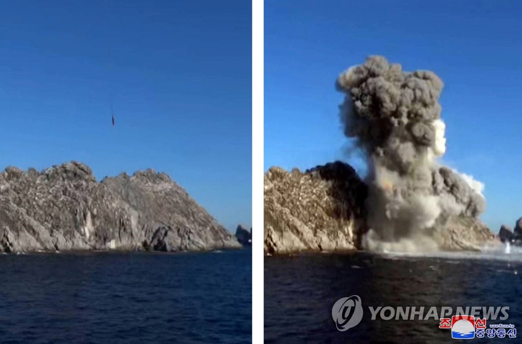 朝鮮中央通信は東海の無人島に設定した標的にミサイルが命中する写真も公開した＝（聯合ニュース）≪転載・転用禁止≫