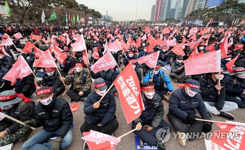 민중총궐기 깃발 흔드는 참가자들