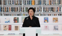 السيدة الأولى الكورية الجنوبية تتبرع بنحو 250 كتابا كوريا إلى مكتبة محمد بن راشد في دبي