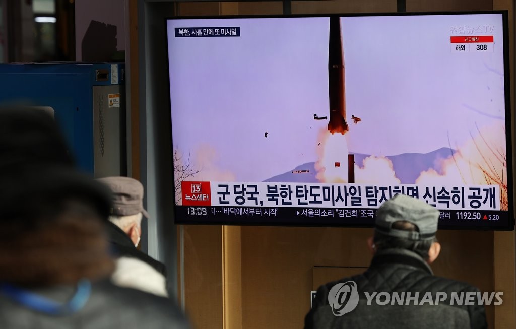 Les gens regardent un bulletin d'informations sur le lancement par la Corée du Nord de deux missiles balistiques à courte portée vers la mer de l'Est, le 17 janvier 2022, à la gare de Séoul. Les missiles ont été tirés depuis l'aéroport de Sunan à Pyongyang à 8h50 et 8 h 54, respectivement, et ont parcouru environ 380 km à une altitude de 42 km, selon le Comité des chefs d'état-major interarmées (JCS).