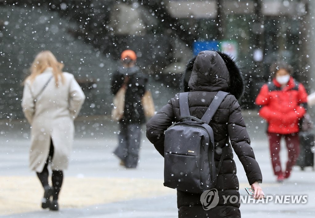This Jan. 17, 2022, file photo shows snow falling in central Seoul. (Yonhap)