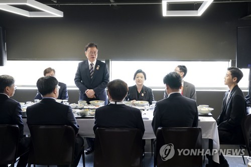 الرئيس مون يلتقي مسؤولي جناح كوريا بمعرض إكسبو دبي