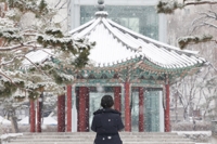 (LEAD) De fortes chutes de neige frappent le grand Séoul, trafic perturbé dans la capitale