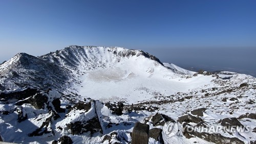 El monte Halla cubierto de nieve