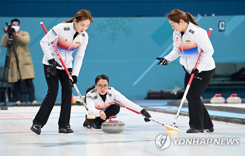 Members of the South Korean women's curling team train during their media day event at Gangneung Curling Centre in Gangneung, around 240 kilometers east of Seoul, on Jan. 21, 2022. (Yonhap)