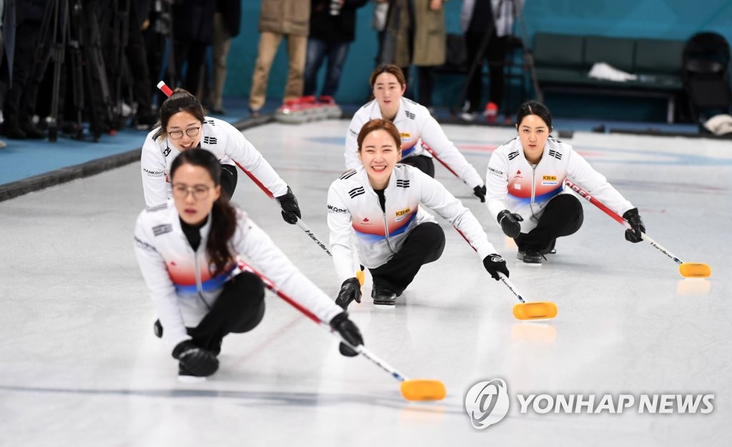 강릉컬링센터에서 훈련 중인 여자 컬링 국가대표 팀 킴