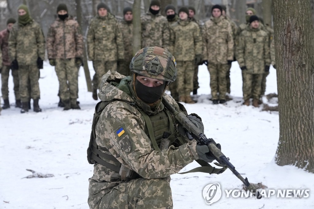 '러시아 침공 우려' 속 훈련하는 우크라이나 민방위 부대