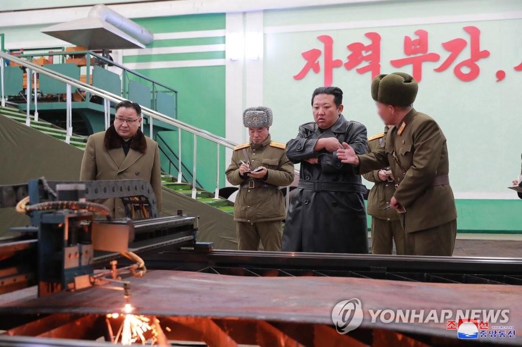 North Korean leader Kim Jong-un (C) inspects a munitions factory, in this photo released by the North's official Korean Central News Agency on Jan. 28, 2022. (For Use Only in the Republic of Korea. No Redistribution) (Yonhap) 