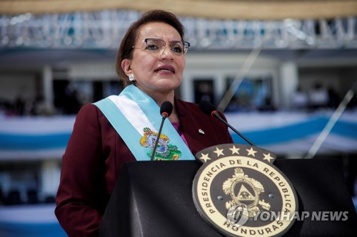 온두라스 ′첫 여성 대통령′…좌파 카스트로 취임