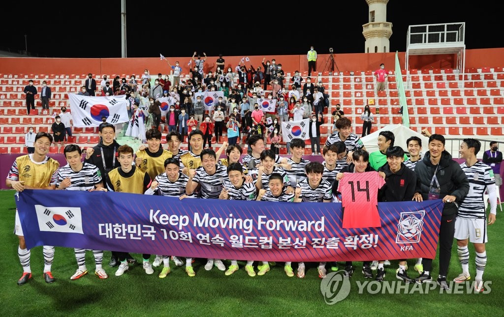 South Korean players and coaches celebrate clinching a berth for the 2022 FIFA World Cup, following their 2-0 victory over Syria in Group A match during the final Asian qualifying round at Rashid Stadium in Dubai on Feb. 1, 2022. (Yonhap)