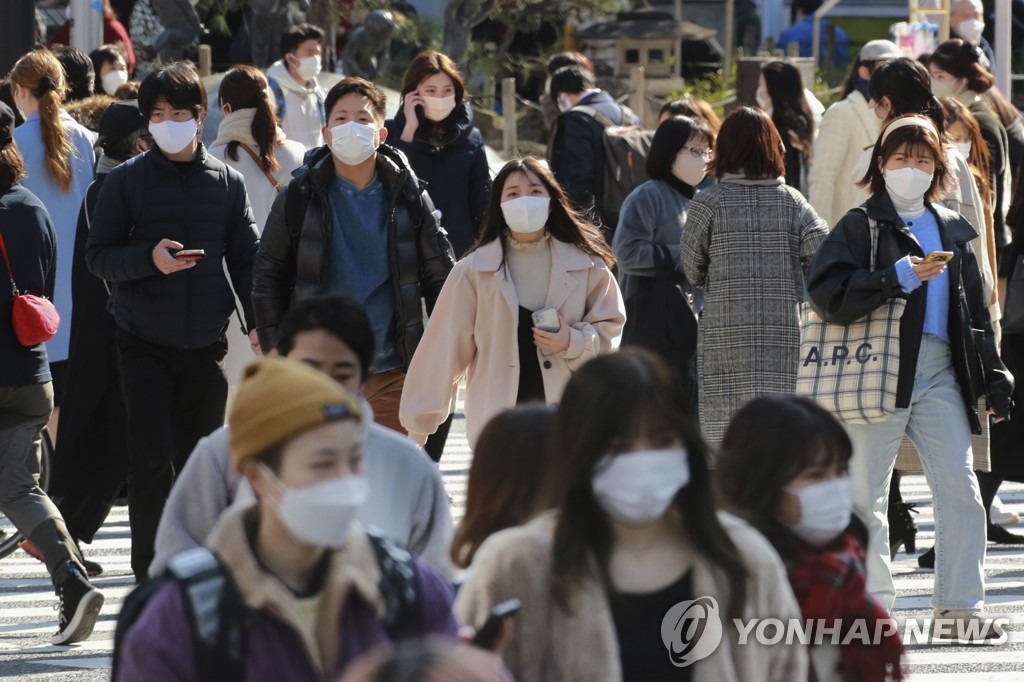 마스크 쓰고 길을 걷는 도쿄 시민들