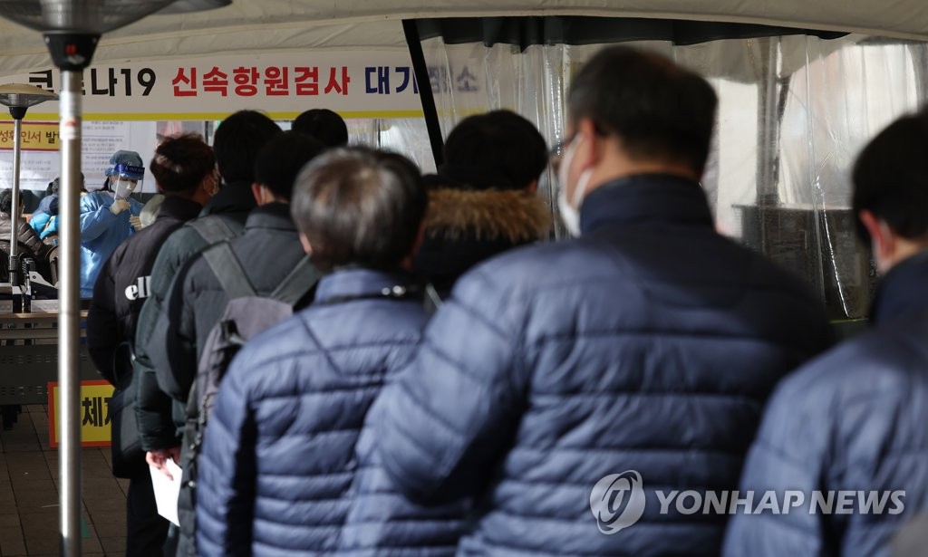 ソウル広場の新型コロナウイルス検査所に検査待ちの人たちが長蛇の列をつくった＝３日、ソウル（聯合ニュース）