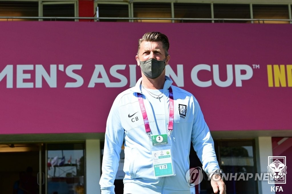 South Korea head coach Colin Bell enters Shree Shiv Chhatrapati Sports Complex in Pune, India, for a match against the Philippines in the semifinals of the Asian Football Confederation (AFC) Women's Asian Cup on Feb. 3, 2022, in this photo provided by the Korea Football Association. (PHOTO NOT FOR SALE) (Yonhap)