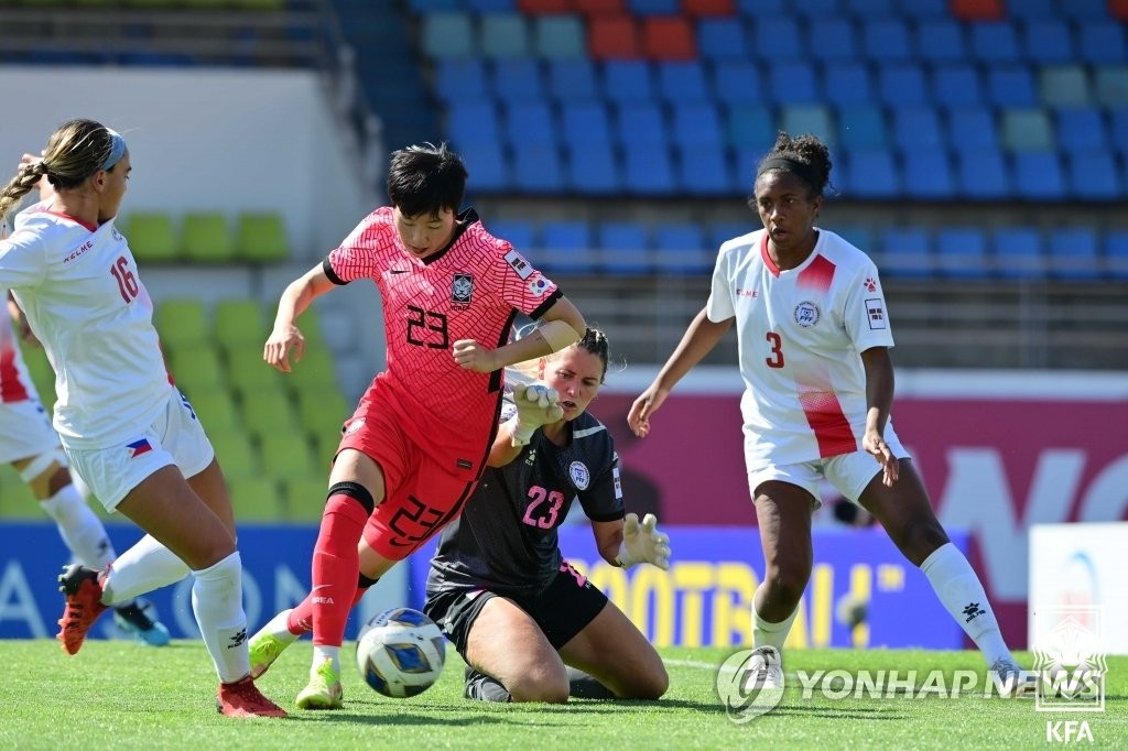 Son Hwa-yeon of South Korea (2nd from L) battles Sofia Harrison of the Philippines (L) during the semifinals of the Asian Football Confederation (AFC) Women's Asian Cup on Feb. 3, 2022, in this photo provided by the Korea Football Association. (PHOTO NOT FOR SALE) (Yonhap)