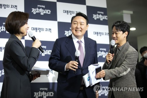 대선후보 토론에 앞서 인터뷰하는 윤석열 후보