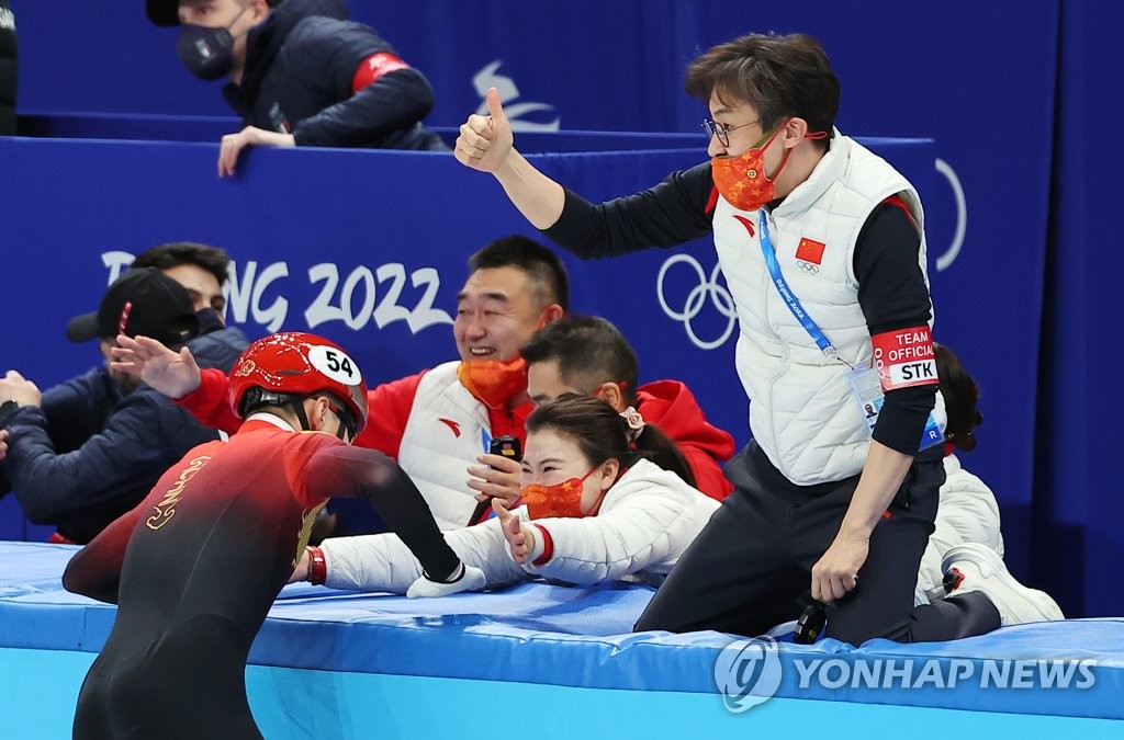 Kim Sun-tae (R), the South Korean-born head coach of the Chinese national short track speed skating team, gives a thumbs-up sign after China won gold in the mixed team relay at the Beijing Winter Olympics at Capital Indoor Stadium in Beijing on Feb. 5, 2022. (Yonhap)