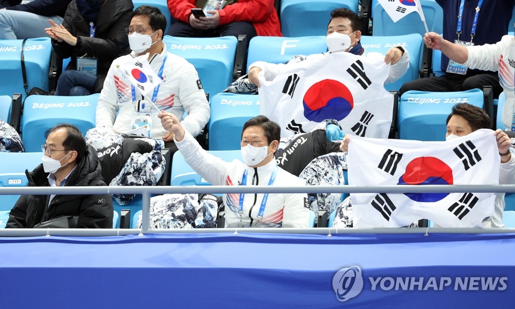 وزير الرياضة الكوري الجنوبي يشجع المنتخب الكوري الجنوبي للتزلج السريع على مضمار قصير