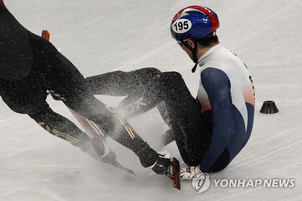 (أولمبياد بكين) خروج المتزلجين الكوريين الجنوبيين من سباق 1,000 متر للرجال على المضمار القصير - 3
