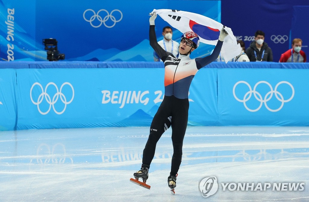 (أولمبياد بكين) المتزلج "هوانغ" يفوز بالذهبية في سباق 1,500 متر متغلبا على الجدل في سباق 1,000 متر