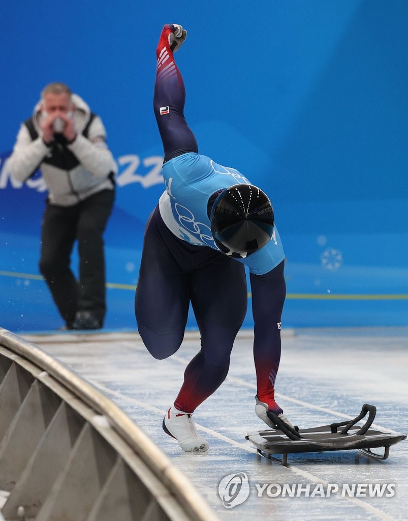 Le Sud-Coréen Jung Seung-gi participe à l'épreuve masculine de skeleton aux Jeux olympiques d'hiver de Pékin au Centre national de glisse de Yanqing, au nord-ouest de Pékin, le 10 février 2022.