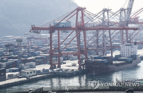 La foto, tomada el 11 de febrero de 2022, muestra un montón de contenedores en un puerto en la ciudad surcoreana suroriental de Busan.