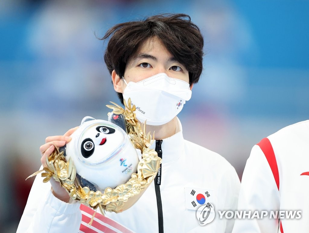 Moon congratulates Cha Min kyu for winning silver medal in speed