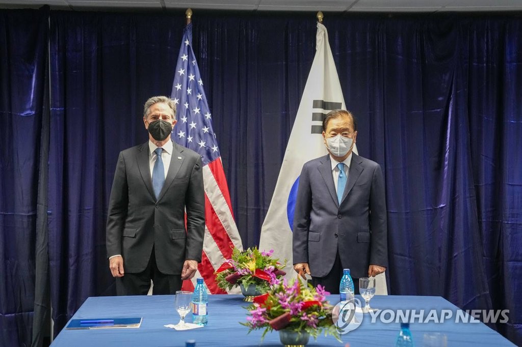 South Korean Foreign Minister Chung Eui-yong (R) and U.S. Secretary of State Antony Blinken pose for a commemorative photo ahead of their meeting in Hawaii on Feb. 13, 2022, in this photo provided by Chung's office. (PHOTO NOT FOR SALE) (Yonhap) 