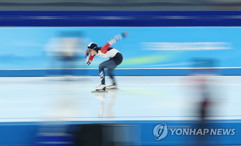 La patineuse de vitesse de l'équipe sud-coréenne, Kim Min-sun, au 500m femmes des Jeux olympiques d'hiver de Pékin, le dimanche 13 février 2022 à l'Anneau national de patinage de vitesse à Pékin. 