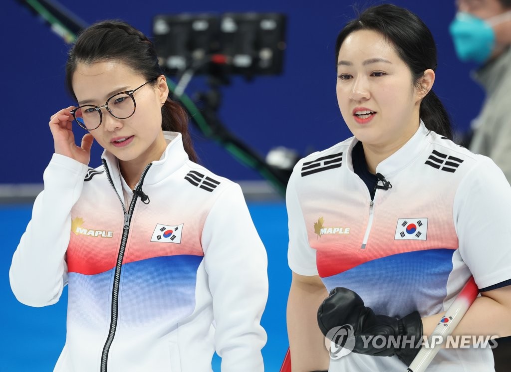 (الأولمبياد) لاعبات الكيرلنج الكوريات يروحن عن أنفسهن بألعاب الطاولة - 3