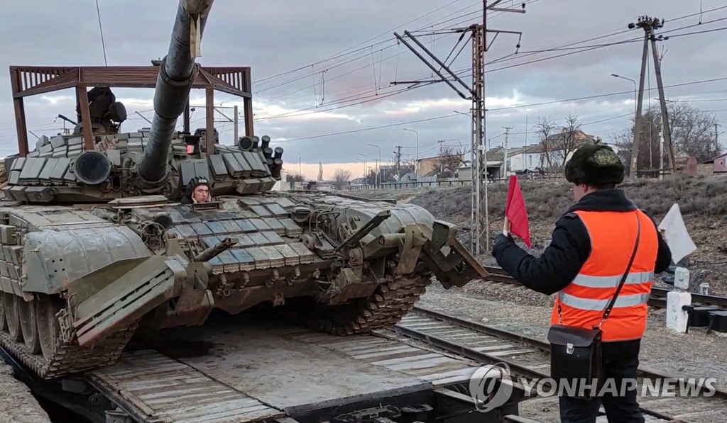 훈련 마치고 주둔지 복귀 위해 열차에 실리는 러시아군 탱크