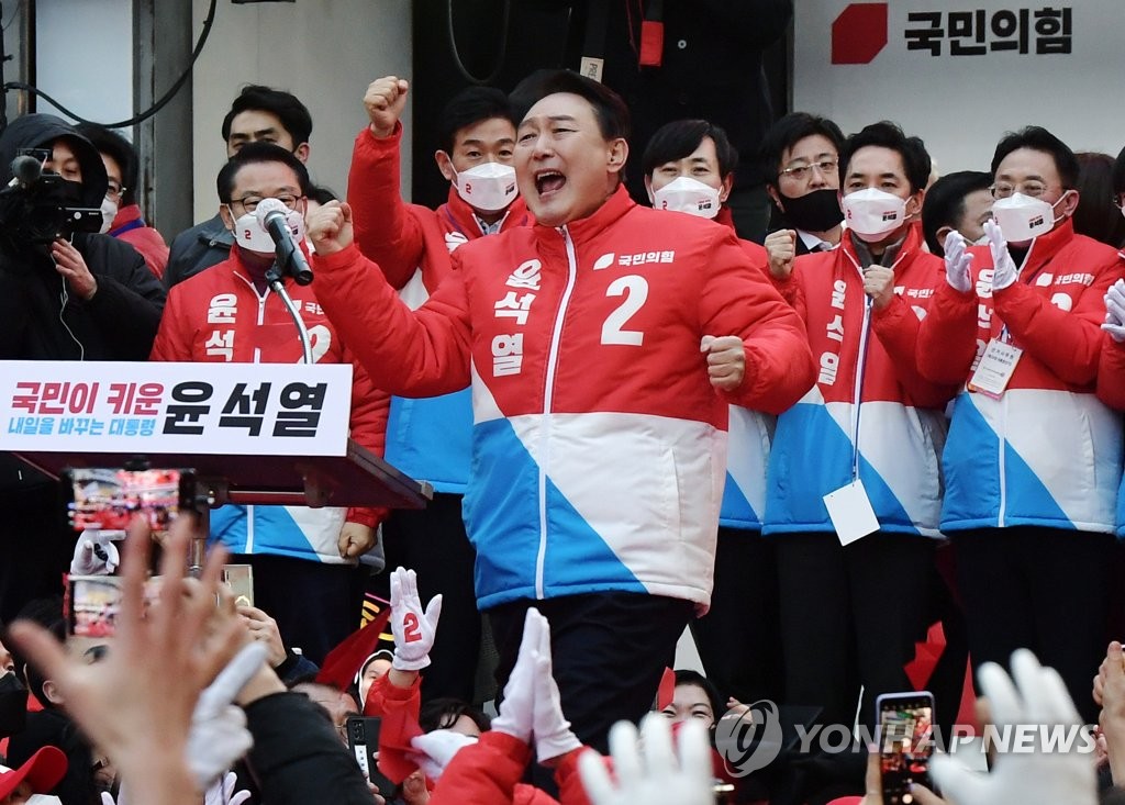 Yoon Suk-yeol (C), the presidential candidate of the main opposition People Power Party, gestures during a campaign rally in the southeastern city of Busan on Feb. 15, 2022, the first day of the 22-day official campaign period for the March 9 presidential election. (Pool photo) (Yonhap)