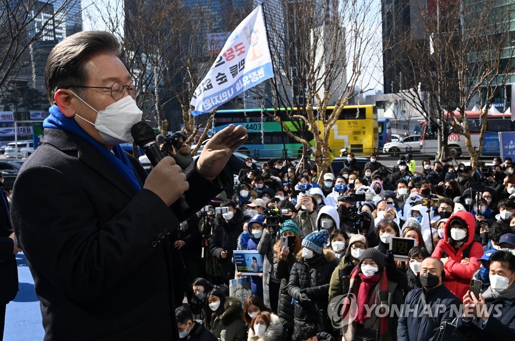 서울 강남에서 지지호소하는 이재명 대선후보