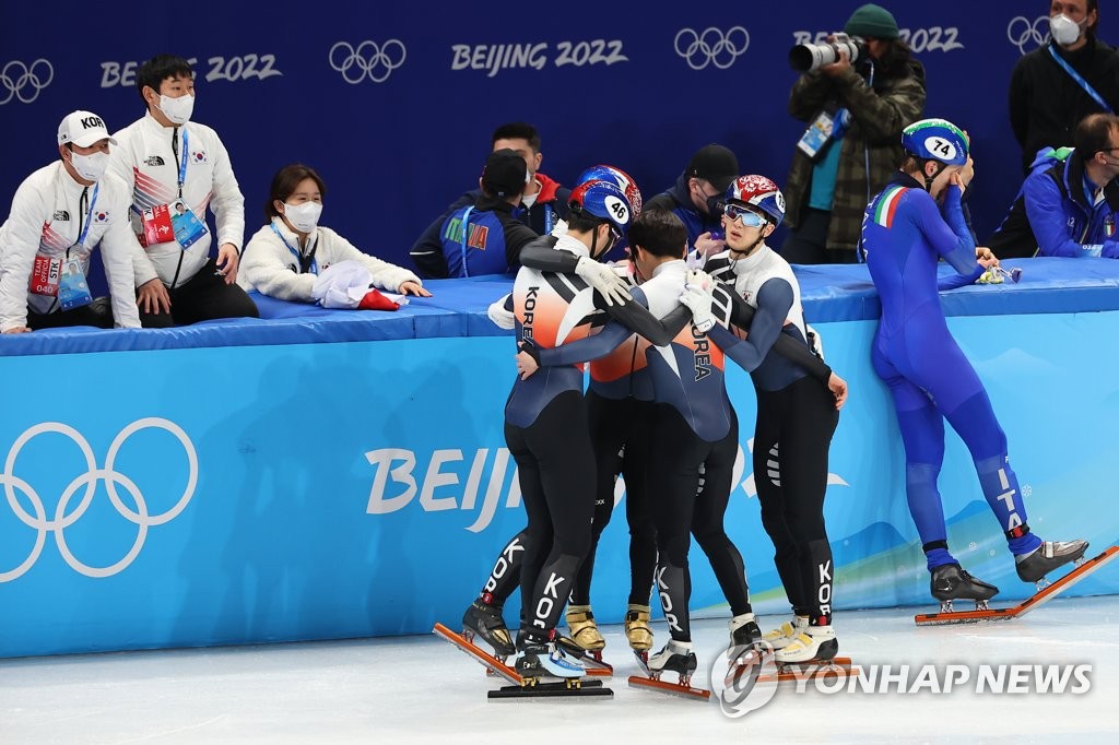 (أولمبياد بكين) فوز الفريق الكوري للرجال بفضية سباق التتابع للتزلج السريع على المضمار القصير - 1