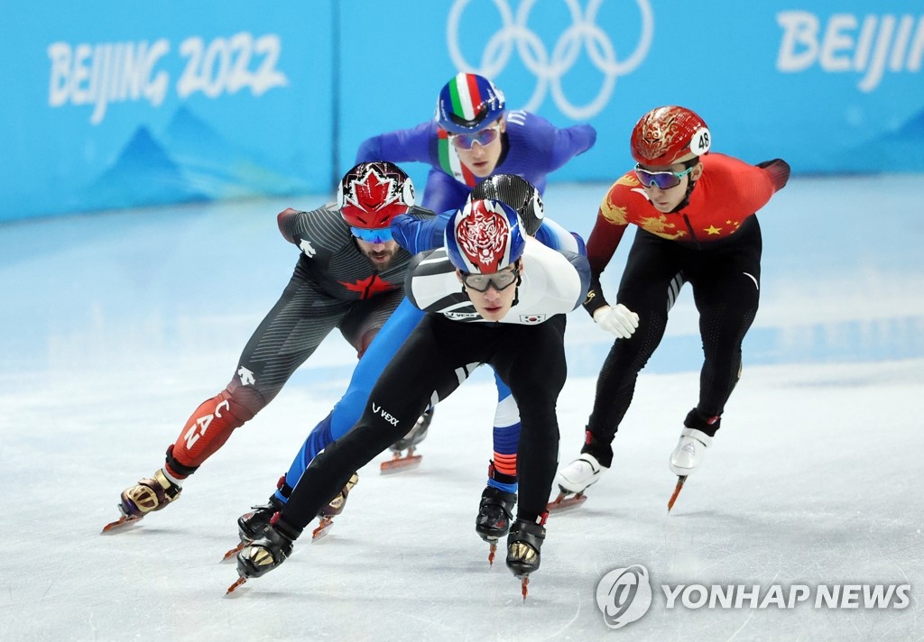 Hwang Dae-heon of South Korea (C) competes in the men's 5,000m relay in short track speed skating at the Beijing Winter Olympics at Capital Indoor Stadium in Beijing on Feb. 16, 2022. (Yonhap)