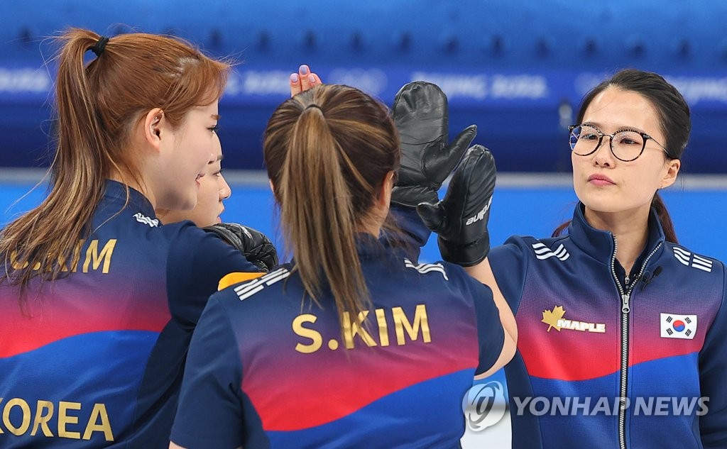 فريق الكيرلنغ النسائي الكوري الجنوبي يهزم نظيره الدنماركي