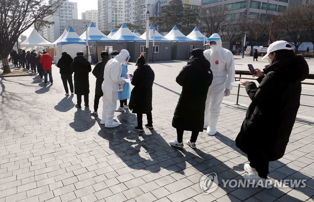 붐비는 선별검사소