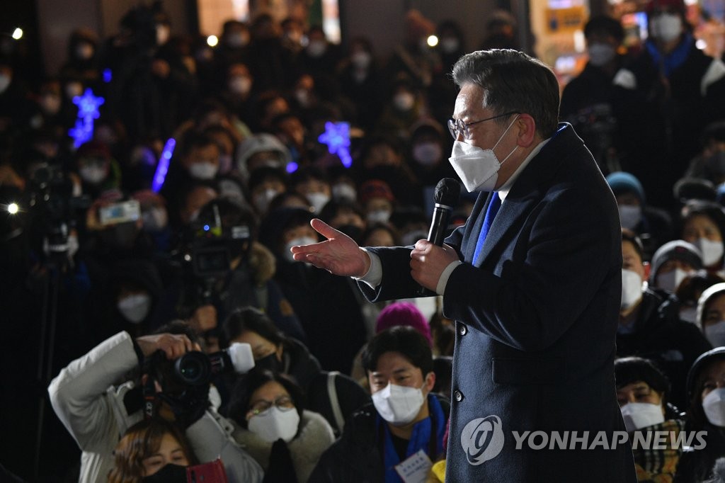 Lee Jae-myung, the presidential candidate of the ruling Democratic Party, delivers a speech during a campaign rally in the Seoul district of Hongdae, an area popular with young people, on Feb. 17, 2022. (Pool photo) (Yonhap)