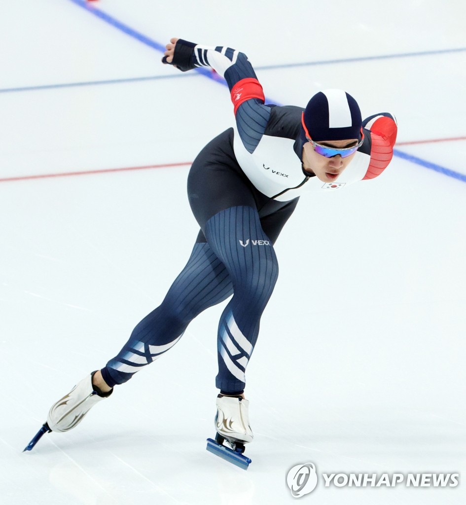 El surcoreano Kim Min-seok compite en la carrera masculina de patinaje de velocidad de 1000 metros, el 18 de febrero de 2022, en los Juegos Olímpicos de Invierno de Pekín 2022, en el Óvalo Nacional de Patinaje de Velocidad, en Pekín.