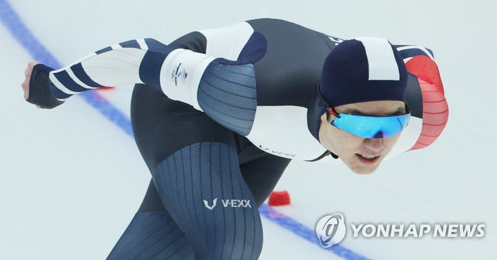 Cha Min-kyu of South Korea competes in the men's 1,000m speed skating race at the Beijing Winter Olympics at the National Speed Skating Oval in Beijing on Feb. 18, 2022. (Yonhap)